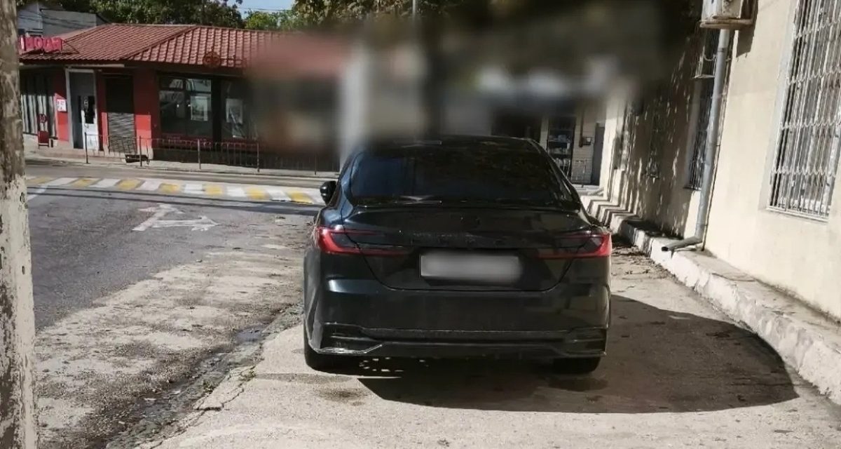 В Евпатории оштрафовали водителей, которые парковались на тротуаре