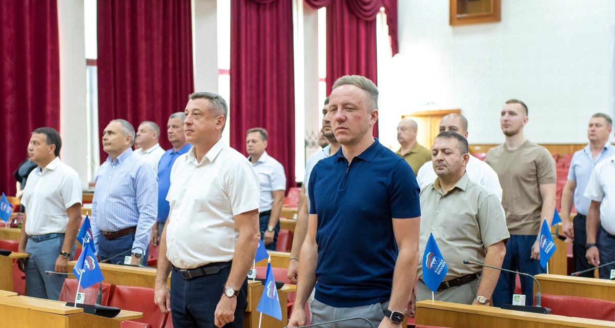 Симферопольский горсовет наградил директора школы и присвоил скверу имя Юрия Лужкова