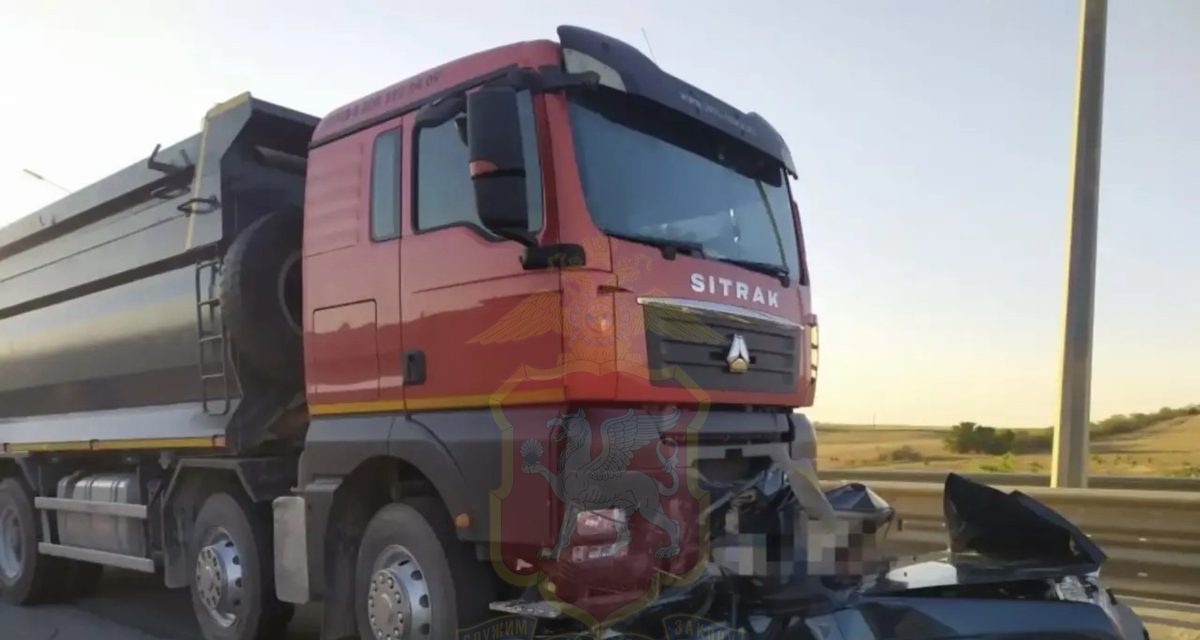 Двое молодых людей погибли, ребенок попал в больницу после ДТП с грузовиком на «Тавриде»