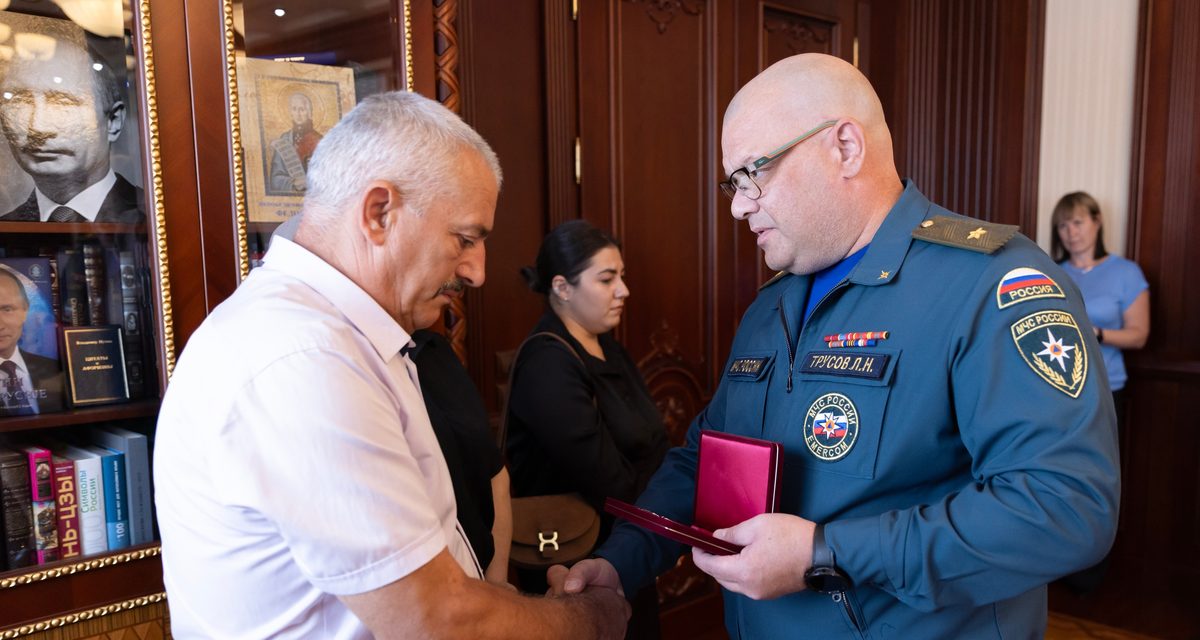 В Бахчисарае открыли мемориальную доску прапорщику Асанову, ценой жизни спасшему людей