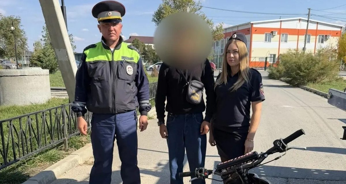 Школьник приехал на мопеде впечатлить одноклассников и попался без прав